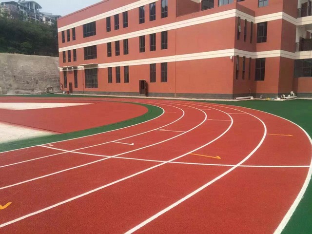 透氣型塑膠跑道基礎是如何施工的?
